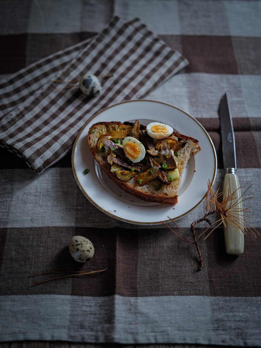 Svampetoast på Choco Grand Check-hør med gingham-serviet